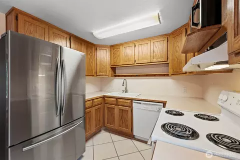 Kitchen - 6205 W Beech St, Everett, WA 98203 photo 2 of 2