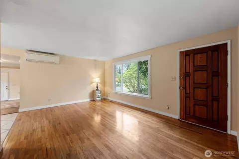 Living - 6205 W Beech St, Everett, WA 98203 photo 2 of 7
