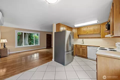 Living - 6205 W Beech St, Everett, WA 98203 photo 4 of 7