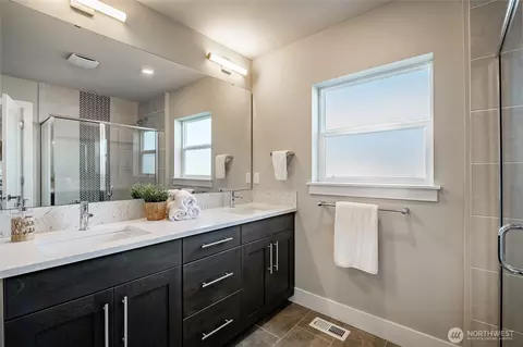 Bath - 4019 171st Pl SE, Bothell, WA 98012 photo 1 of 4