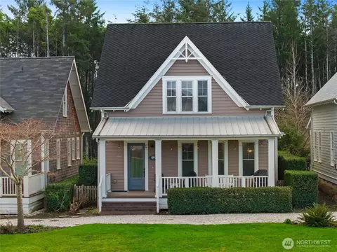 100 Horseshoe Ln, Pacific Beach, WA 98571
