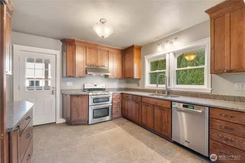 Kitchen - 1705 Marshall Ave, Enumclaw, WA 98022 photo 1 of 3