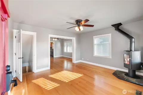 Living - 1705 Marshall Ave, Enumclaw, WA 98022 photo 1 of 7