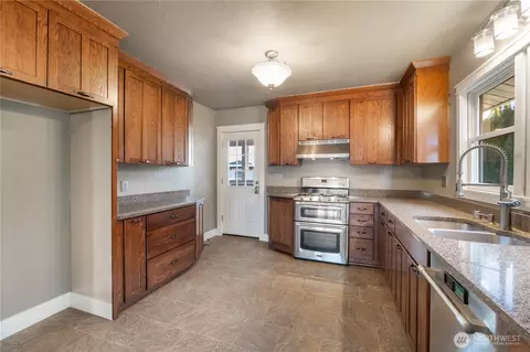 Kitchen - 1705 Marshall Ave, Enumclaw, WA 98022 photo 2 of 3