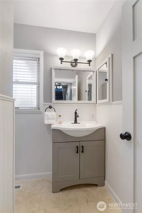 Bath - 1705 Marshall Ave, Enumclaw, WA 98022 photo 1 of 3