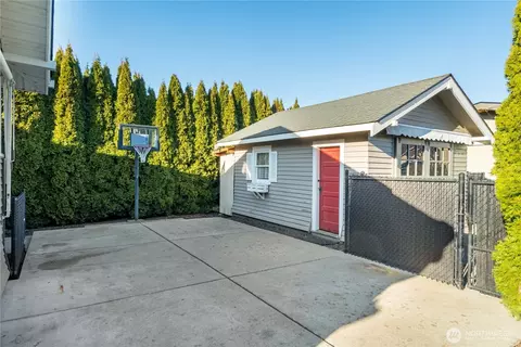 Exterior - 1705 Marshall Ave, Enumclaw, WA 98022 photo 6 of 9