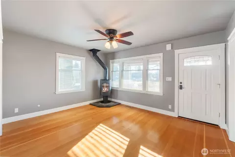 Living - 1705 Marshall Ave, Enumclaw, WA 98022 photo 3 of 7