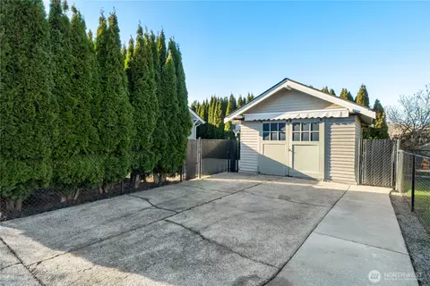 Exterior - 1705 Marshall Ave, Enumclaw, WA 98022 photo 5 of 9