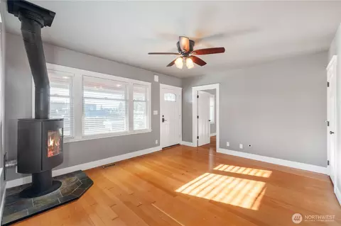Living - 1705 Marshall Ave, Enumclaw, WA 98022 photo 2 of 7