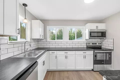 Kitchen - 508 Nevada Dr, Longview, WA 98632 photo 2 of 3