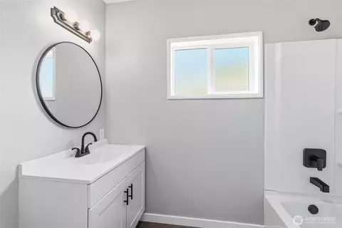 Bath - 508 Nevada Dr, Longview, WA 98632 photo 1 of 2