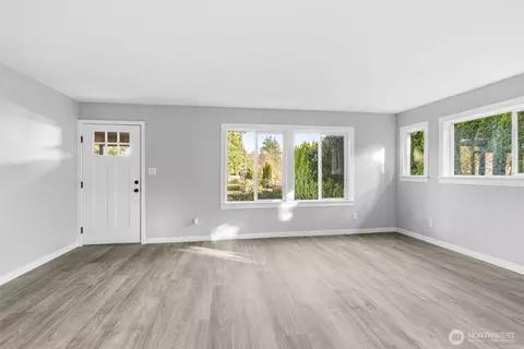 Living - 508 Nevada Dr, Longview, WA 98632 photo 5 of 5