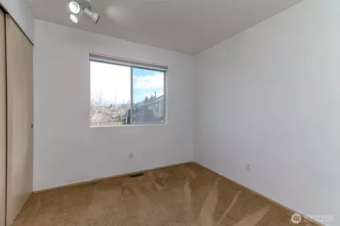 Bedroom - 3436 Wetherbee Ln, Enumclaw, WA 98022 photo 6 of 9