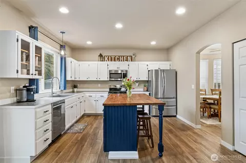 Kitchen - 19320 74th Ave E, Spanaway, WA 98387 photo 2 of 4