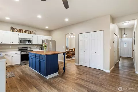 Kitchen - 19320 74th Ave E, Spanaway, WA 98387 photo 4 of 4