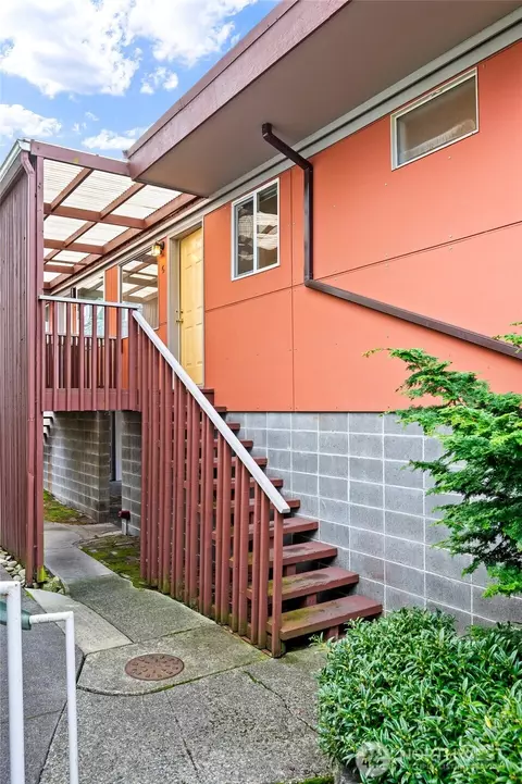 Exterior - 2112 Rucker Ave #6, Everett, WA 98201 photo 4 of 5