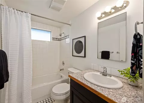 Bath - 2112 Rucker Ave #6, Everett, WA 98201 photo 1 of 1