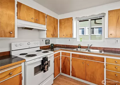 Kitchen - 2112 Rucker Ave #6, Everett, WA 98201 photo 2 of 3