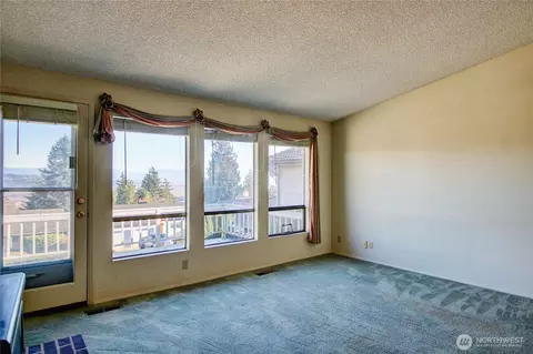 Living - 7208 Yew St, Everett, WA 98203 photo 1 of 5