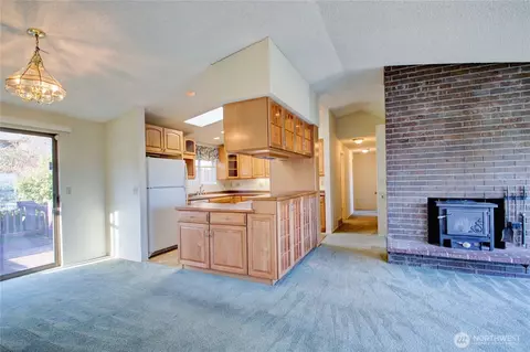 Living - 7208 Yew St, Everett, WA 98203 photo 4 of 5
