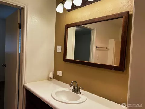 Bath - 537 16th, Longview, WA 98632 photo 1 of 1