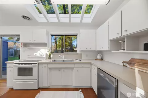 Kitchen - 9004 NE 178th St, Bothell, WA 98011 photo 2 of 8