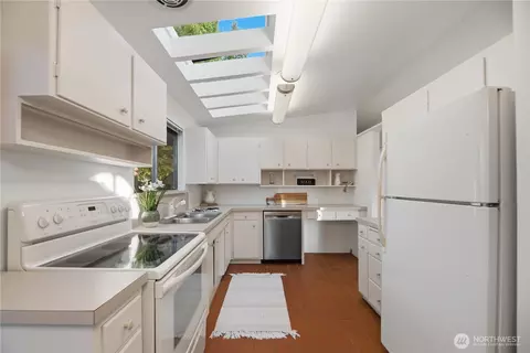 Kitchen - 9004 NE 178th St, Bothell, WA 98011 photo 7 of 8