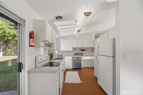 Kitchen - 9004 NE 178th St, Bothell, WA 98011 photo 6 of 8
