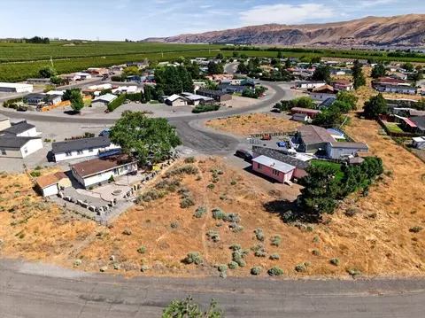 306 Agate Ln SW, Mattawa, WA 99349