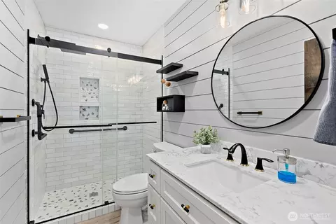 Bath - 1655 Wheaton St, Raymond, WA 98577 photo 1 of 2