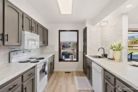 Kitchen - 1655 Wheaton St, Raymond, WA 98577 photo 2 of 5