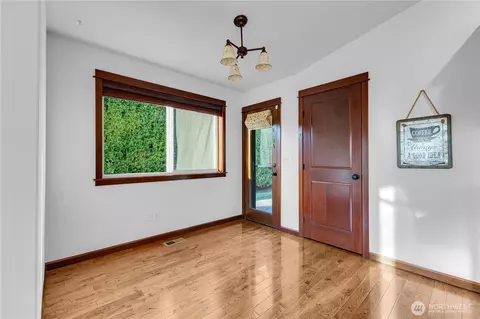 Entry Way - 15530 Sunset Rd, Bothell, WA 98012 photo 3 of 3