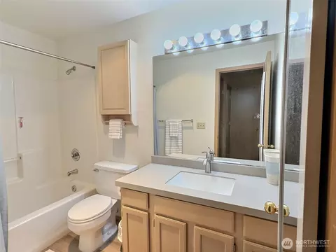 Bath - 11325 19th Ave SE #C-211, Everett, WA 98208 photo 2 of 2