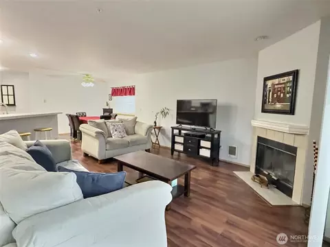 Living - 11325 19th Ave SE #C-211, Everett, WA 98208 photo 3 of 5