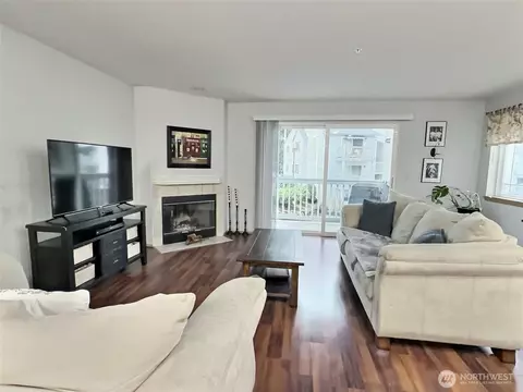 Living - 11325 19th Ave SE #C-211, Everett, WA 98208 photo 4 of 5