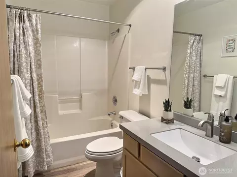 Bath - 11325 19th Ave SE #C-211, Everett, WA 98208 photo 1 of 2