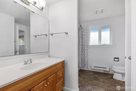 Bath - 2105 100th St SE, Everett, WA 98208 photo 2 of 4
