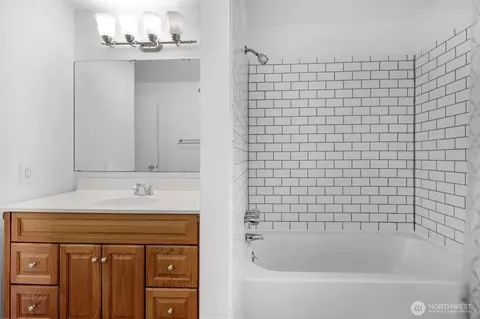 Bath - 2105 100th St SE, Everett, WA 98208 photo 3 of 4