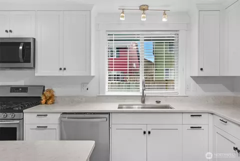Kitchen - 2105 100th St SE, Everett, WA 98208 photo 3 of 4