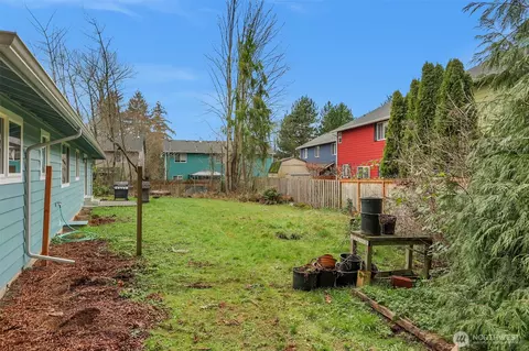 Exterior - 2105 100th St SE, Everett, WA 98208 photo 5 of 9