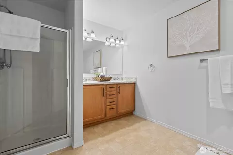 Bath - 23215 SE Dr Se 27th, Bothell, WA 98021 photo 2 of 5