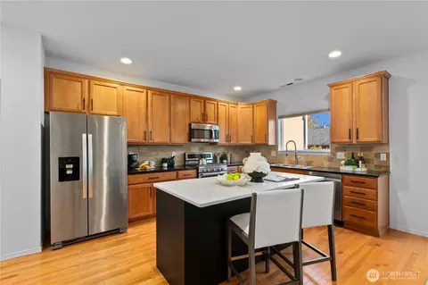 Kitchen - 23215 SE Dr Se 27th, Bothell, WA 98021 photo 2 of 3