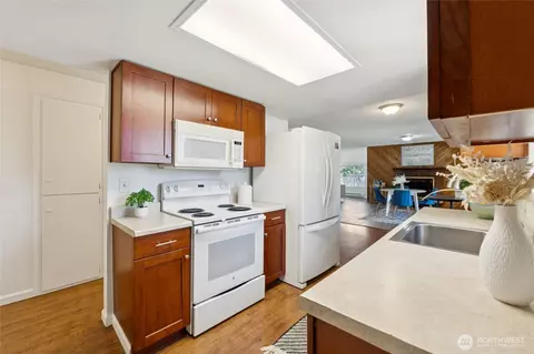 Kitchen - 19520 Grannis Rd, Bothell, WA 98012 photo 2 of 2