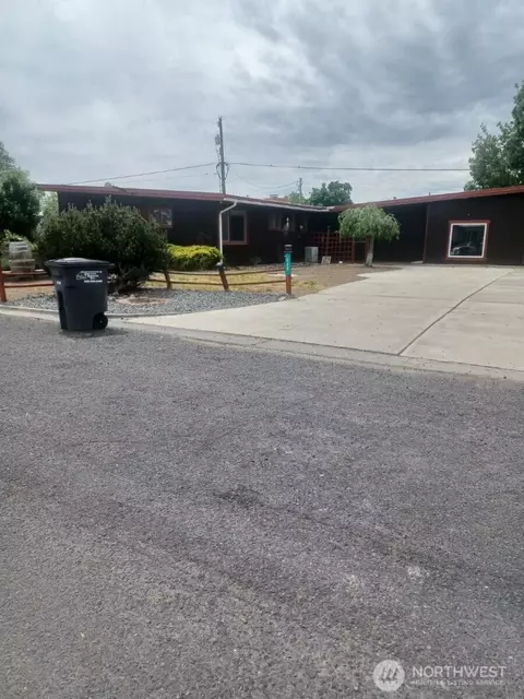 533 Fairchild Loop, Moses Lake, WA 98837