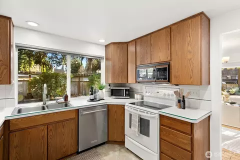 Kitchen - 19810 95th Ave NE, Bothell, WA 98011 photo 5 of 5