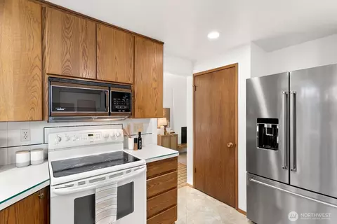Kitchen - 19810 95th Ave NE, Bothell, WA 98011 photo 4 of 5