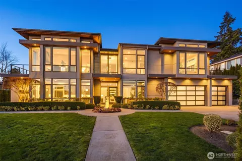 9216 NE 13th St, Clyde Hill, WA 98004