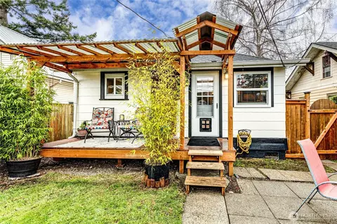 Exterior - 1116 E Marine View Dr, Everett, WA 98201 photo 3 of 14