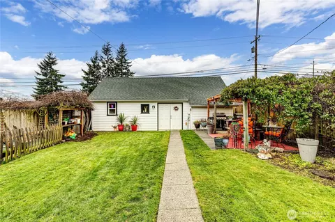 Exterior - 1116 E Marine View Dr, Everett, WA 98201 photo 7 of 14