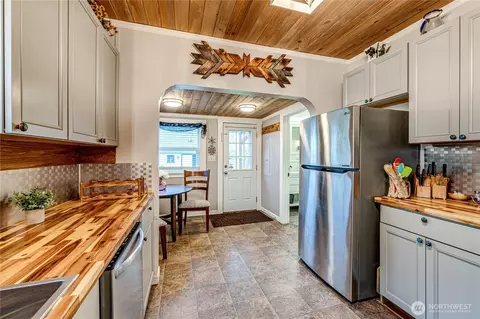 Kitchen - 1116 E Marine View Dr, Everett, WA 98201 photo 4 of 5